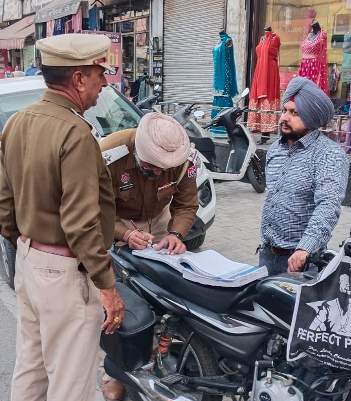 ਟ੍ਰੈਫਿਕ ਪੁਲਿਸ ਗੜ੍ਹਸ਼ੰਕਰ ਵੱਲੋਂ ਬਾਜ਼ਰ ਅੰਦਰ ਗ਼ਲਤ ਪਾਰਕਿੰਗ ਵਿੱਚ ਖੜੀਆਂ ਗੱਡੀਆਂ ਦੇ ਕੱਟੇ ਚਲਾਨ